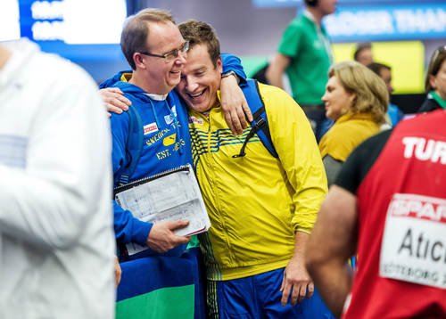 Niklas Arrhenius kramas om av svenska förbundskaptenen