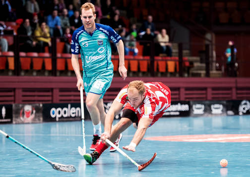 Martin Östholm, Pixbo, fälls av Erik Svensson, Warberg