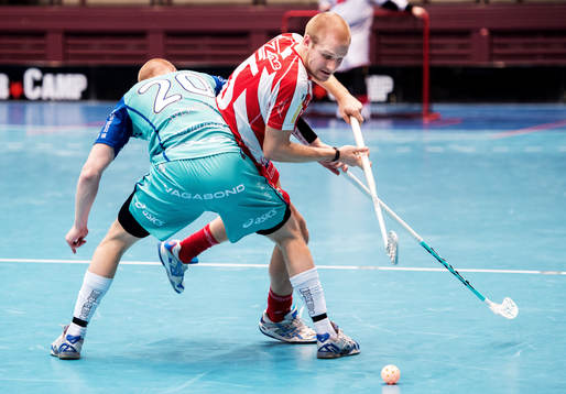 Kalle Brännberg, Pixbo, hålls fast av Magnus Svensson,