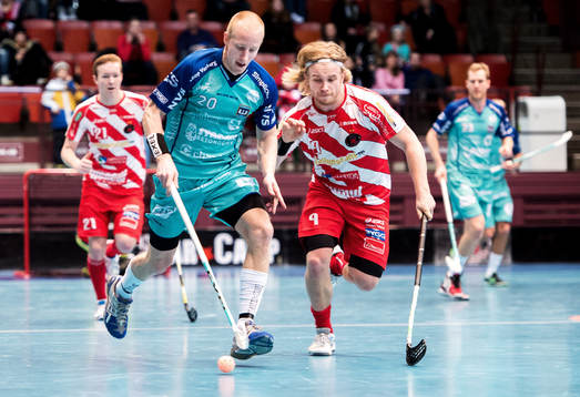 Magnus Svensson, Warberg, jagas av Tim Wiklund, Pixbo
