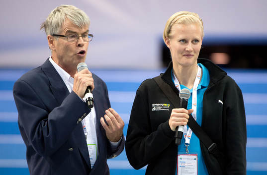Carolina Klüft, pratar till publiken i Scandinavium