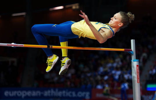 Ebba Jungmark, värmer upp för höjdhoppet