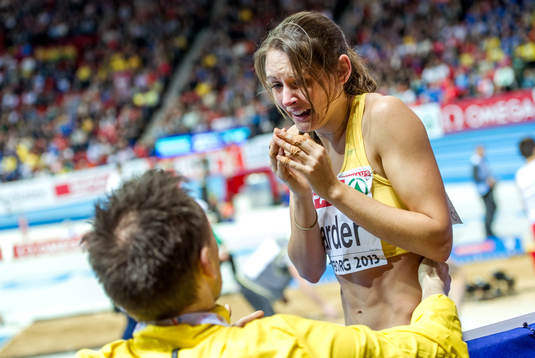 Erica Jarder, Sverige, kramar om sin tränare