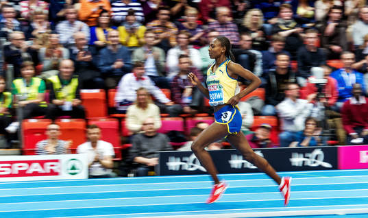 Abeba Aregawi, Sverige, vinner enkelt på 1500m