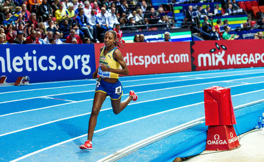Abeba Aregawi, Sverige, vinner enkelt på 1500m