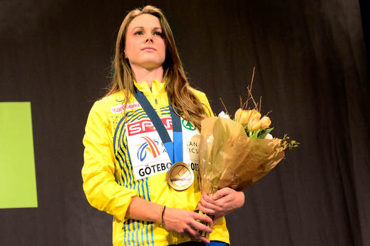 Erica Jarder, Sverige, tar emot sitt EM-brons i längdhopp