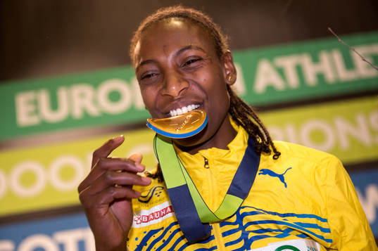 Abeba Aregawi, Sverige, tar emot sin guldmedalj på 1500m