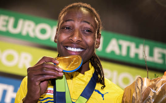 Abeba Aregawi, Sverige, tar emot sin guldmedalj på 1500m