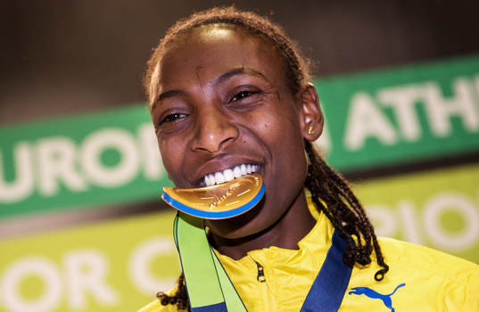 Abeba Aregawi, Sverige, tar emot sin guldmedalj på 1500m