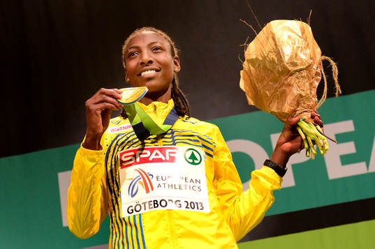 Abeba Aregawi, Sverige, tar emot sin guldmedalj på 1500m
