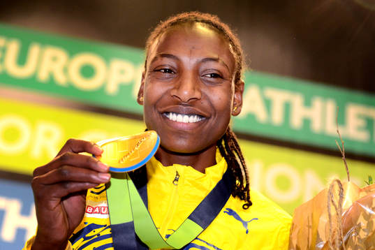 Abeba Aregawi, Sverige, tar emot sin guldmedalj på 1500m