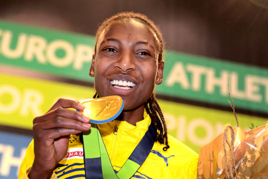 Abeba Aregawi, Sverige, tar emot sin guldmedalj på 1500m