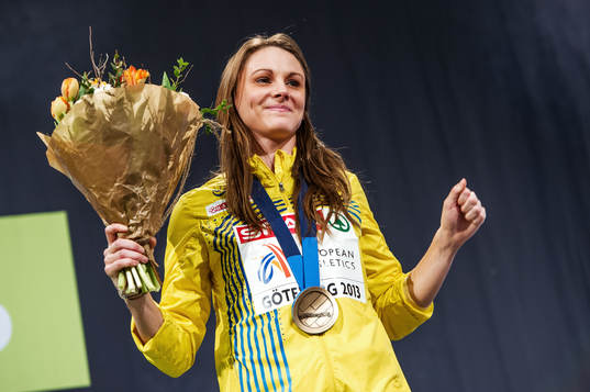Erica Jarder, Sverige, tar emot sitt EM-brons i längdhopp