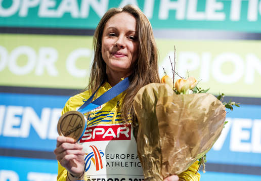 Erica Jarder, Sverige, tar emot sitt EM-brons i längdhopp