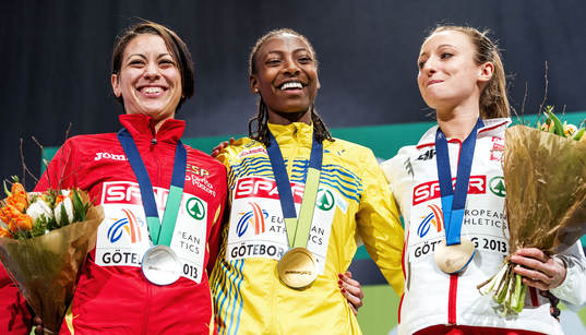 Abeba Aregawi, Sverige, tar emot sin guldmedalj på 1500m.