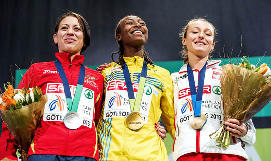 Abeba Aregawi, Sverige, tar emot sin guldmedalj på 1500m.