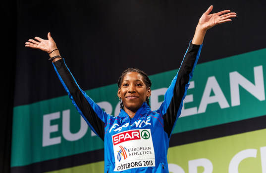 Éloyse LESUEUR, Frankrike, går upp på prispallen för