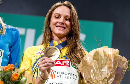 Erica Jarder, Sverige, tar emot sitt EM-brons i längdhopp