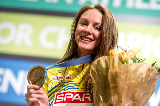 Erica Jarder, Sverige, tar emot sitt EM-brons i längdhopp