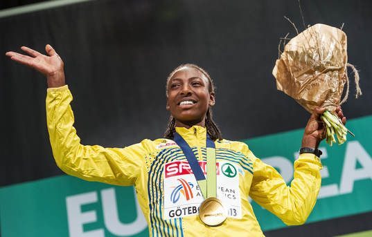 Abeba Aregawi, Sverige, tar emot sin guldmedalj på 1500m