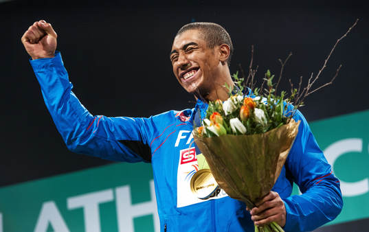 Jimmy VICAUT, Frankrike, firar sin guldmedalj på 60m
