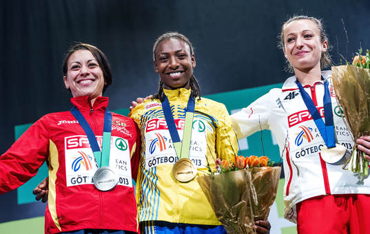 Abeba Aregawi, Sverige, tar emot sin guldmedalj på 1500m.