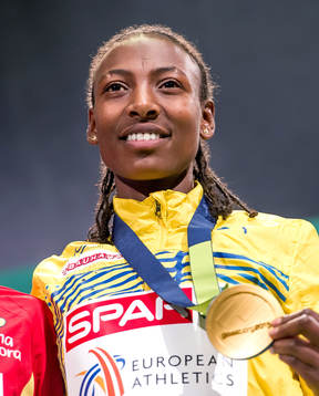 Abeba Aregawi, Sverige, tar emot sin guldmedalj på 1500m