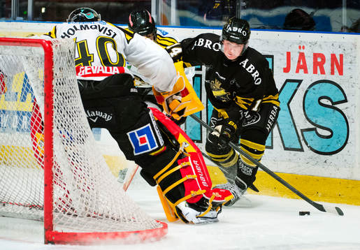 Broc Little, AIK, tar pucken från Johan Holmqvist,