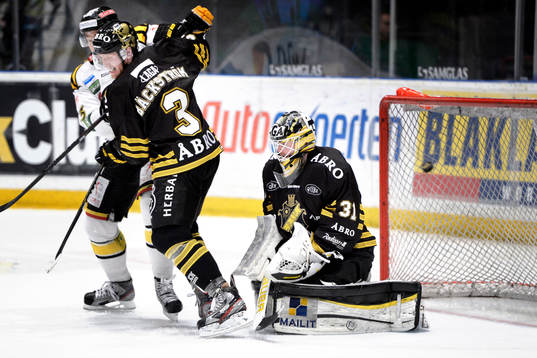 0-1 pucken glider in bakom Daniel Larsson, målvakt, AIK