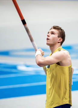 Fabian Rosenquist, Sverige, hoppar stavhopp i sjukampen