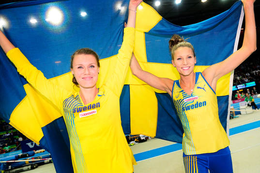 Emma Green Tregaro och Ebba Jungmark firar