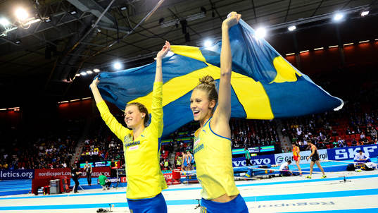 Emma Green Tregaro och Ebba Jungmark firar
