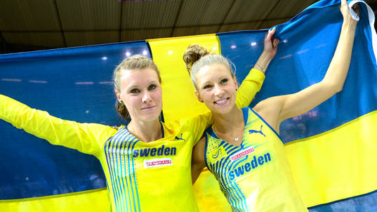 Emma Green Tregaro och Ebba Jungmark firar