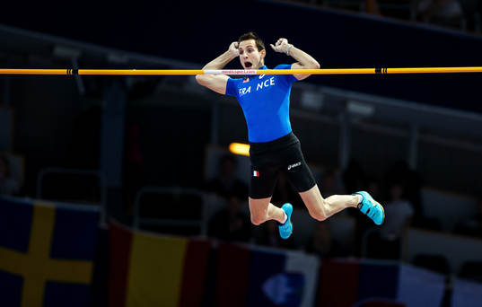 Renaud LAVILLENIE, Frankrike, jublar på vägen ner från