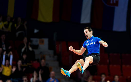 Renaud LAVILLENIE, Frankrike, jublar på vägen ner från