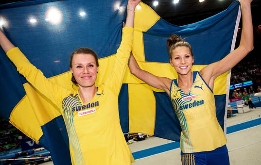 Emma Green Tregaro och Ebba Jungmark, jublar