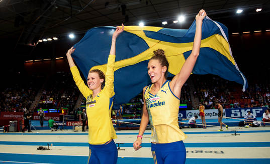 Emma Green Tregaro och Ebba Jungmark, jublar
