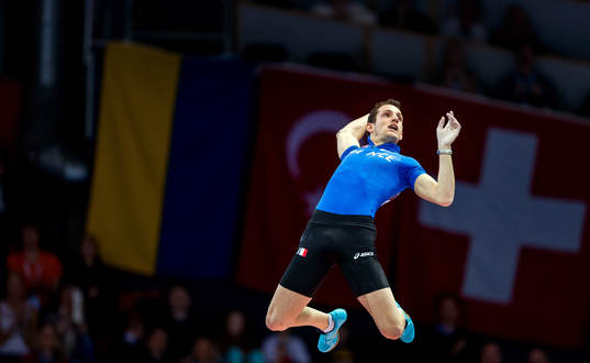 Renaud LAVILLENIE, Frankrike, tittar på ribban på väg ner