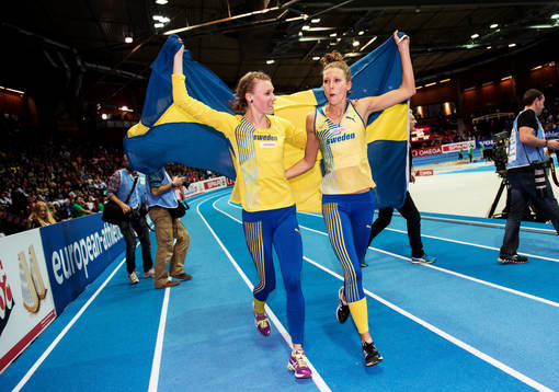 Emma Green Tregaro och Ebba Jungmark, firar sitt brons och