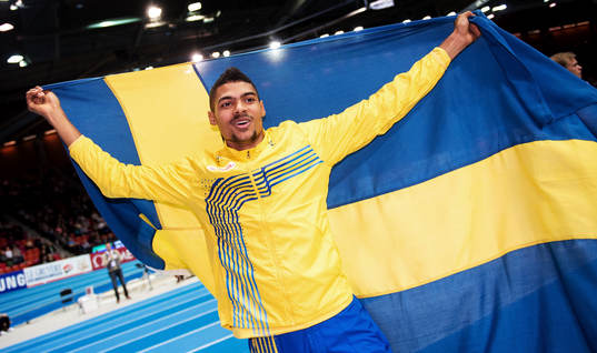 Michel Torneus, Sverige, firar silvermedaljen i längdhopp