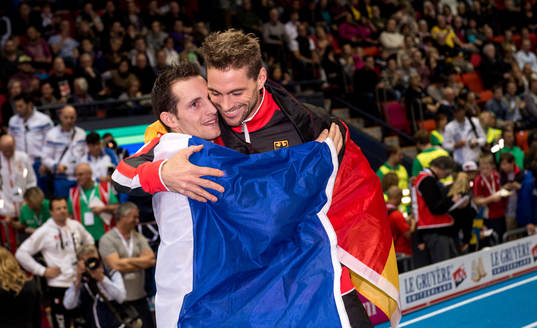 Stavhoppsvinnaren Renaud LAVILLENIE, Frankrike, kramar om