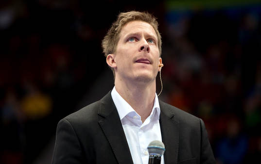 Christian Olsson, följer tävlingarna på storbildsskärmen