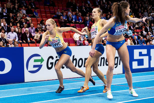 Josefin Magnusson växlar över till Moa Hjelmer i 4x400m