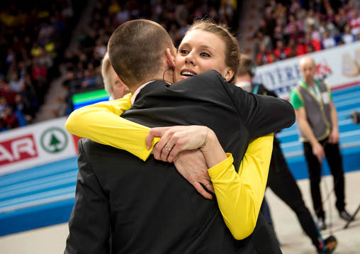 Emma Green Tregaro, Sverige, kramas om av Stefan Holm