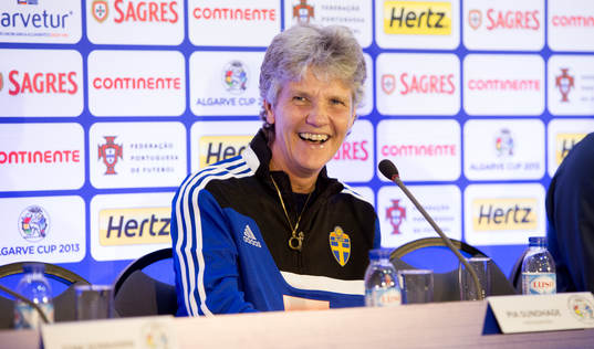 En glad Pia Sundhage, förbundskapten, Sverige
