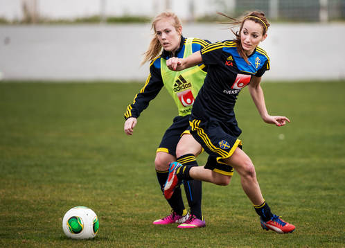 Närkamp mellan Carina Holmberg och Kosovare Asllani,
