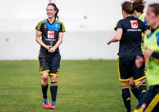 Johanna Almgren , Sverige, vrider ur tröjan