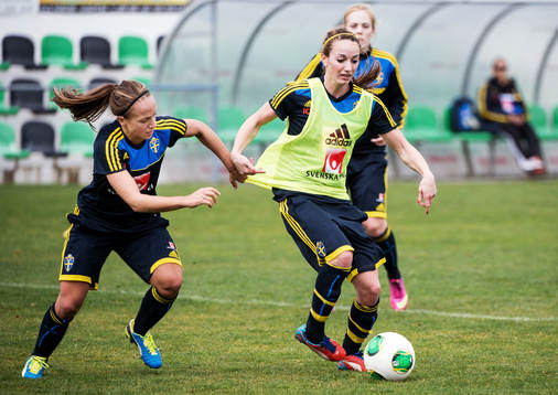 Närkamp mellan Malin Levenstad och Kosovare Asllani,