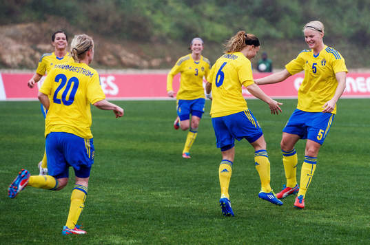 Sara Thunebro, Sverige, firar sitt 1-1-mål med laget