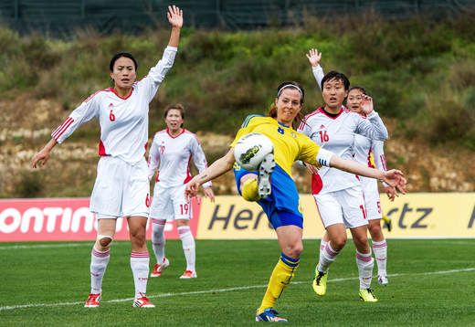 Lotta Schelin, Sverige, tar ner bollen men vikas av för